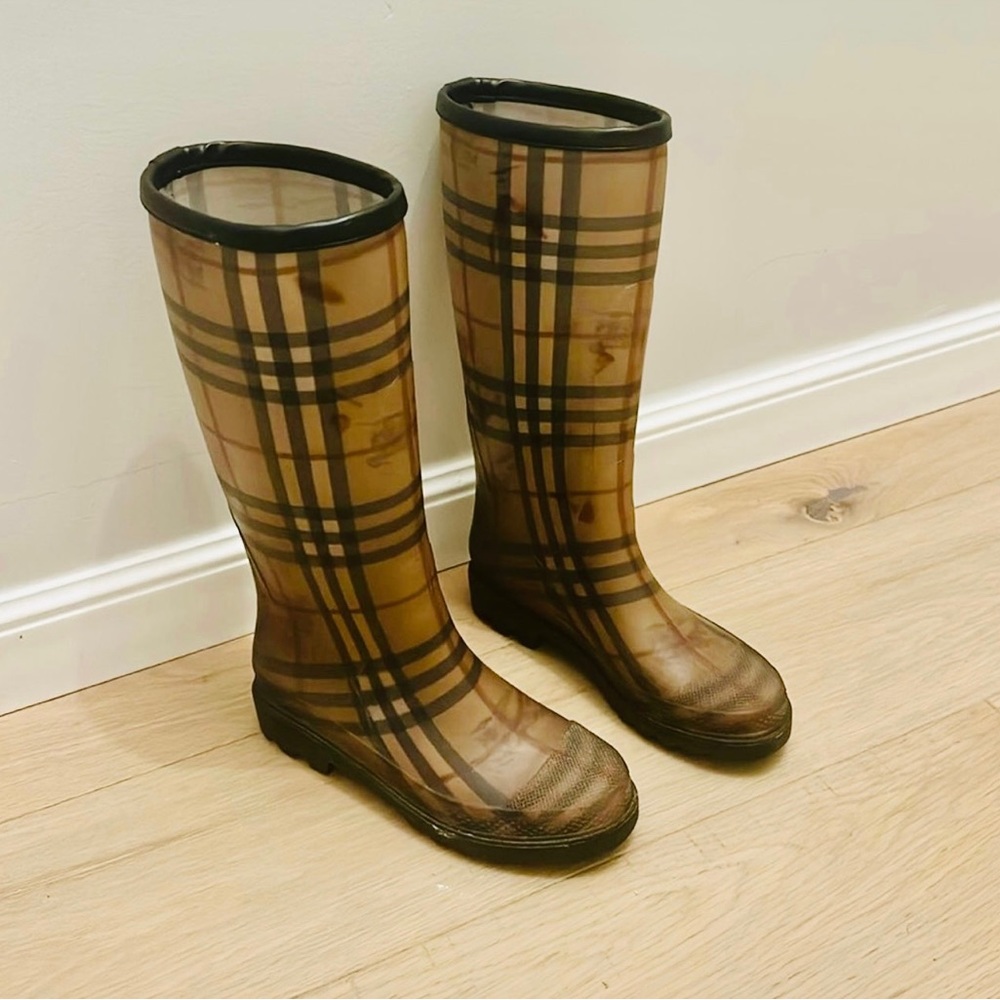 Women’s rain boots